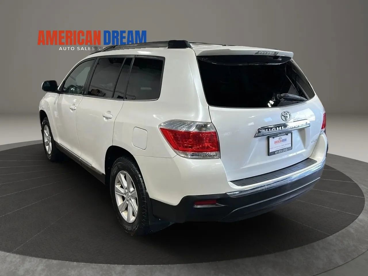 Used 2012 Toyota Highlander SE w/ Tow Pkg image 3