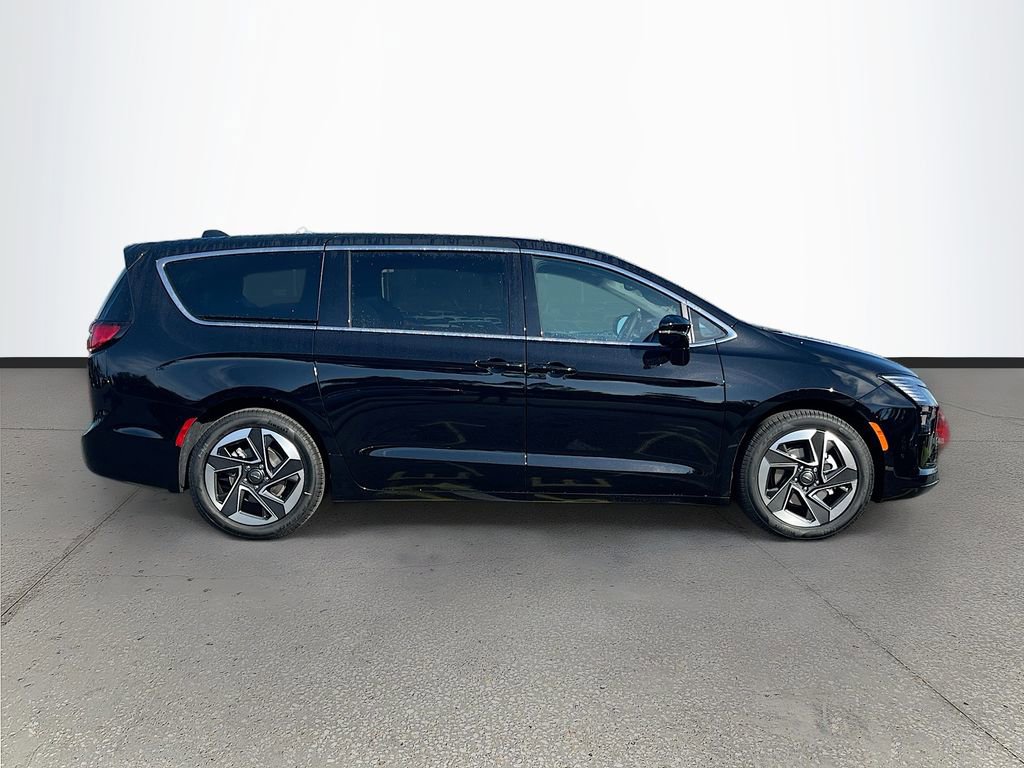 New 2027 Chrysler Pacifica Limited FWD image 8