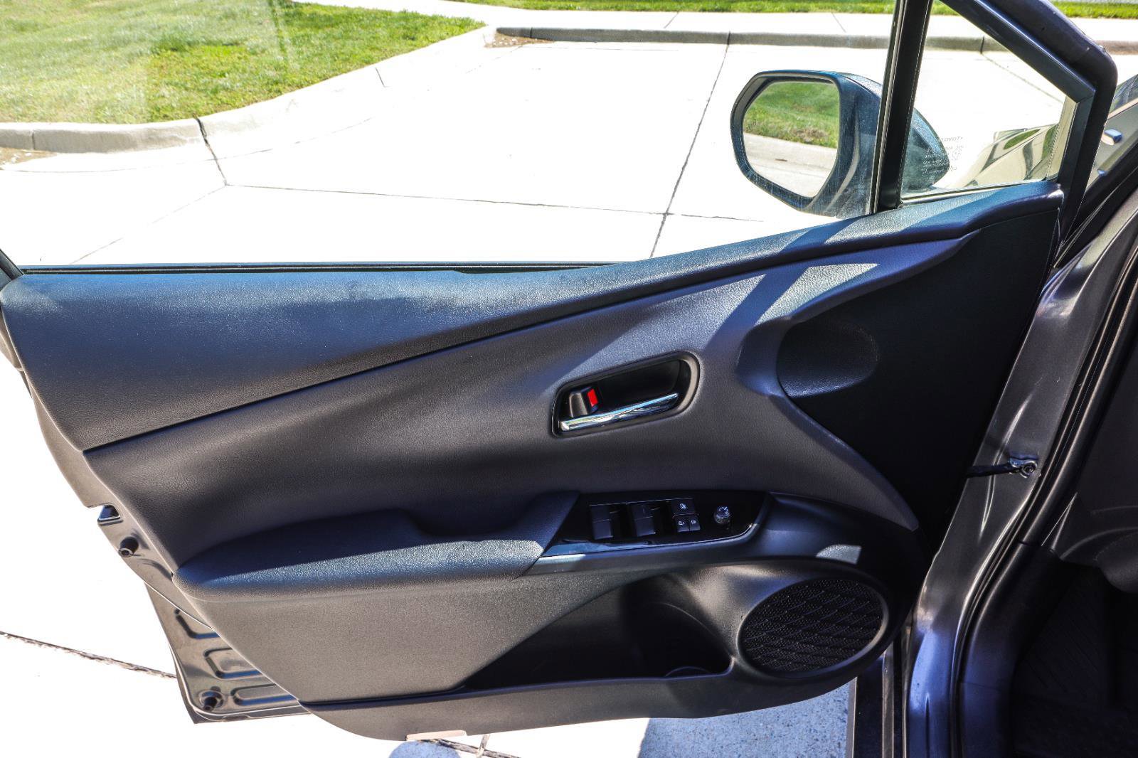 Used 2021 Toyota Prius XLE FWD image 31