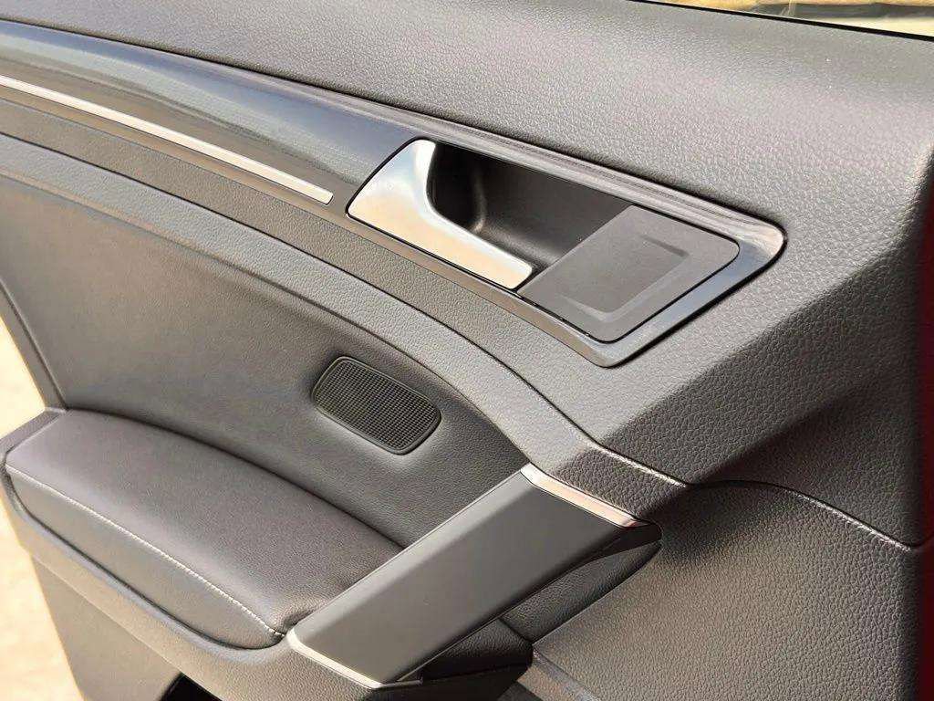 Used 2019 Volkswagen Golf R 4-Door image 6