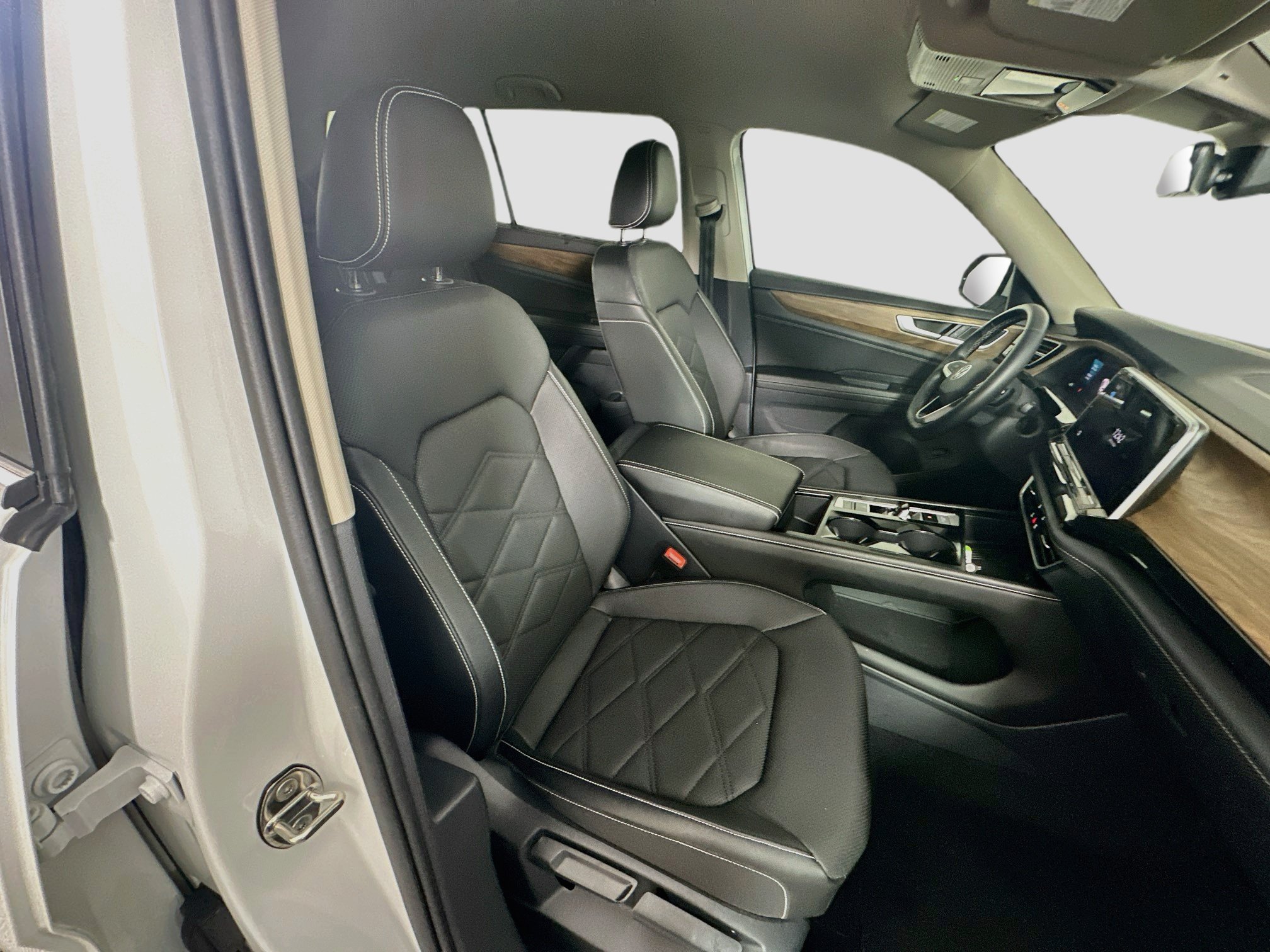 Used 2025 Volkswagen Atlas SE FWD image 33