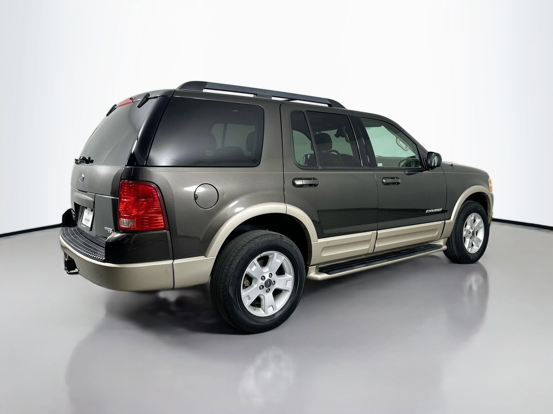 Used 2005 Ford Explorer Eddie Bauer image 5