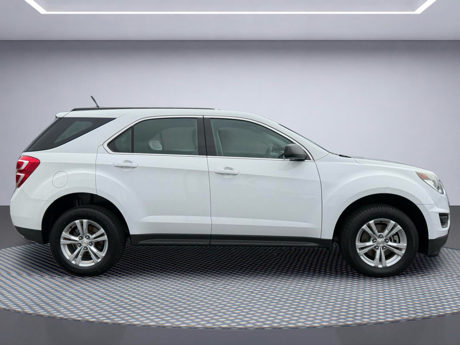 Used 2017 Chevrolet Equinox LS FWD image 3