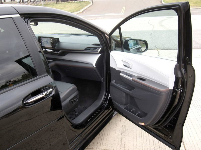 Used 2023 Toyota Sienna XSE image 22