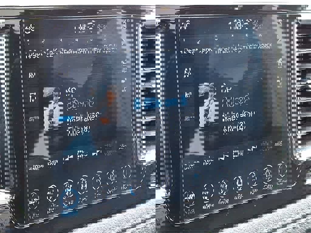 Used 2018 Chrysler Pacifica Limited image 18