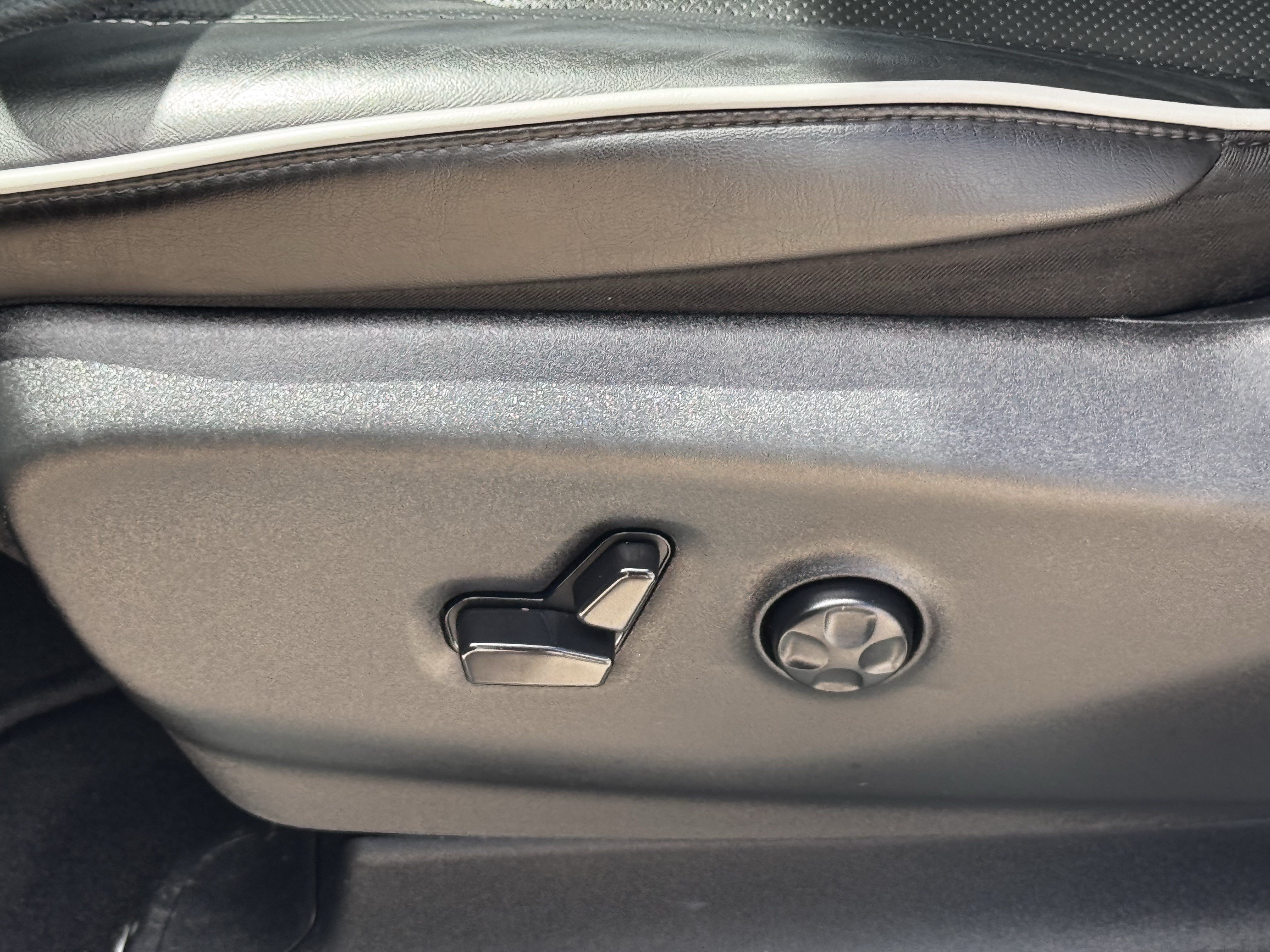 Used 2025 Chrysler Pacifica Limited FWD image 29