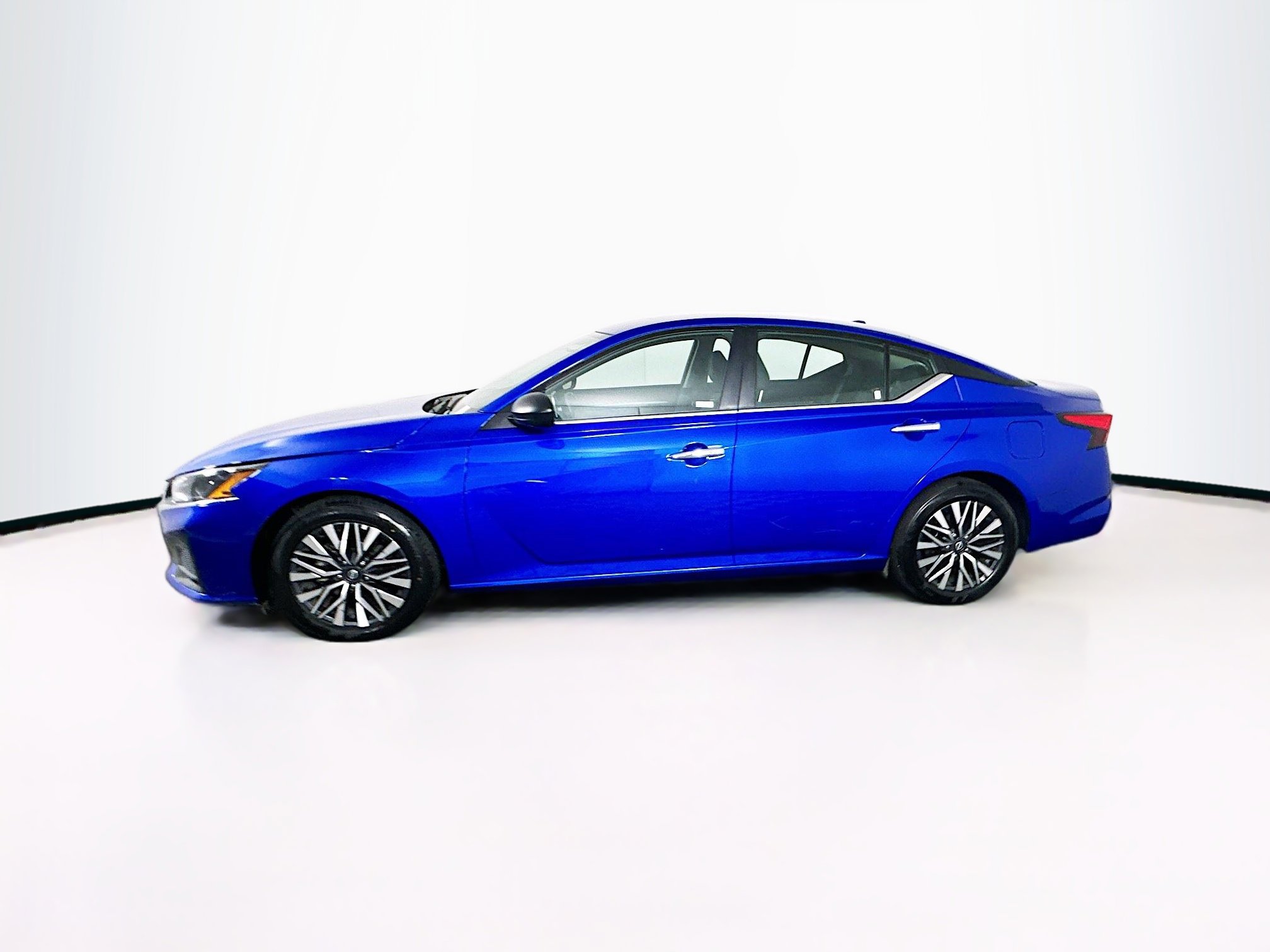 Used 2025 Nissan Altima 2.5 SV FWD image 4