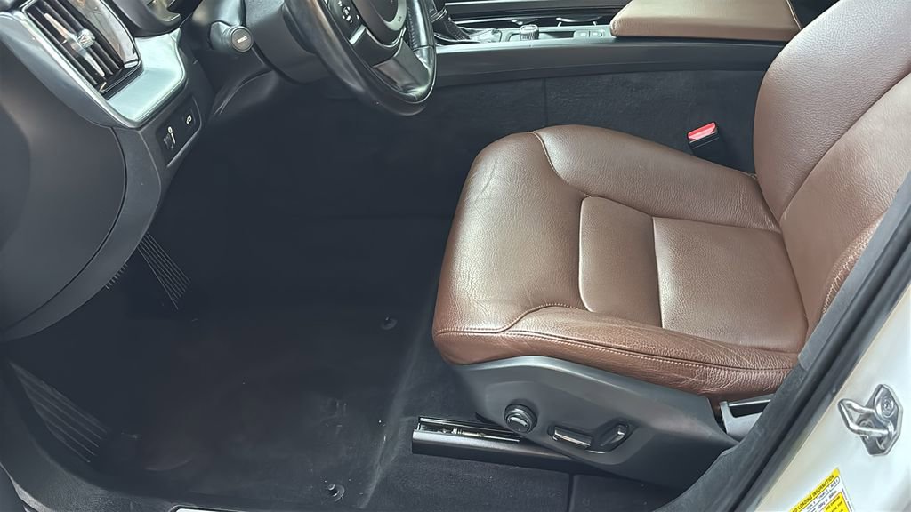 Used 2018 Volvo XC60 T5 Momentum w/ Vision Package image 25