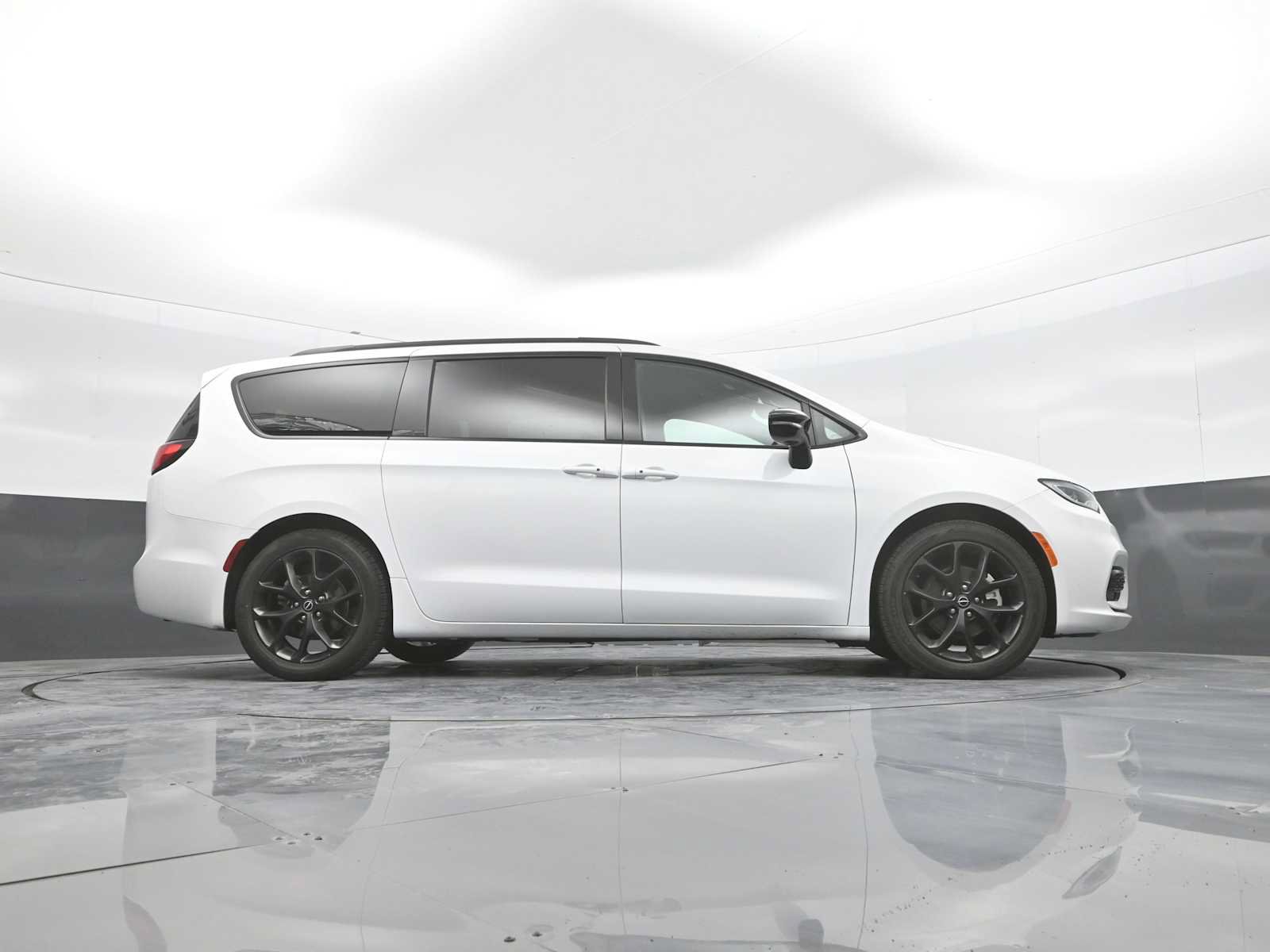 Used 2025 Chrysler Pacifica Limited FWD image 45