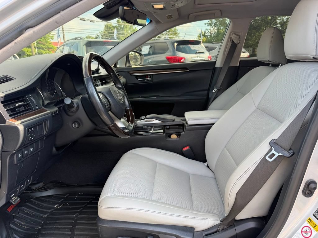 Used 2017 Lexus ES 300h w/ Navigation System Package FWD image 10