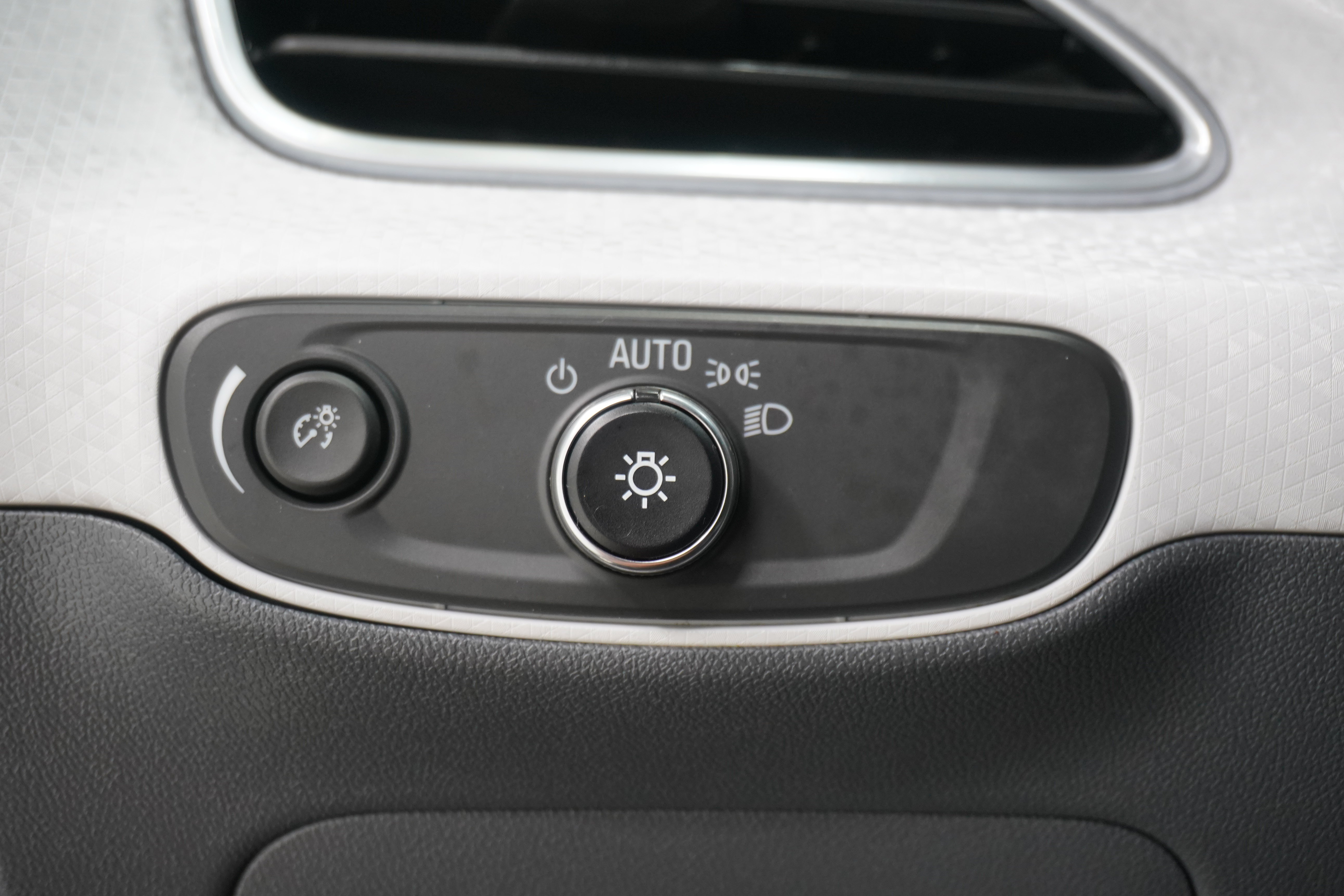 Used 2019 Chevrolet Bolt LT FWD image 20