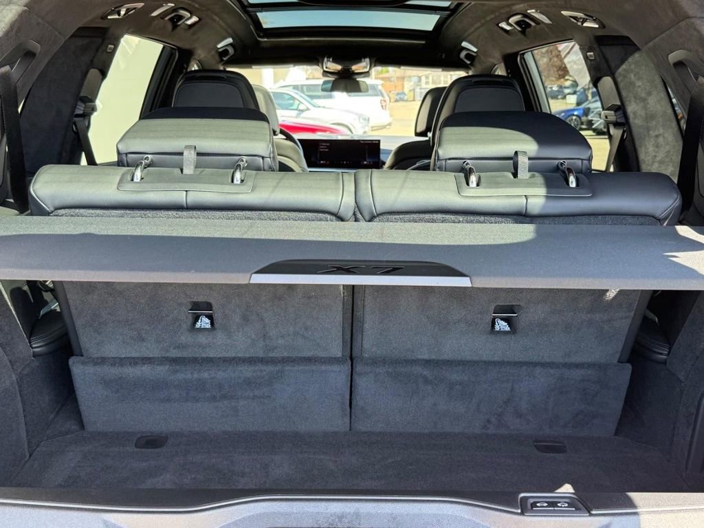 Used 2026 BMW X7 M60i w/ Executive Package image 3