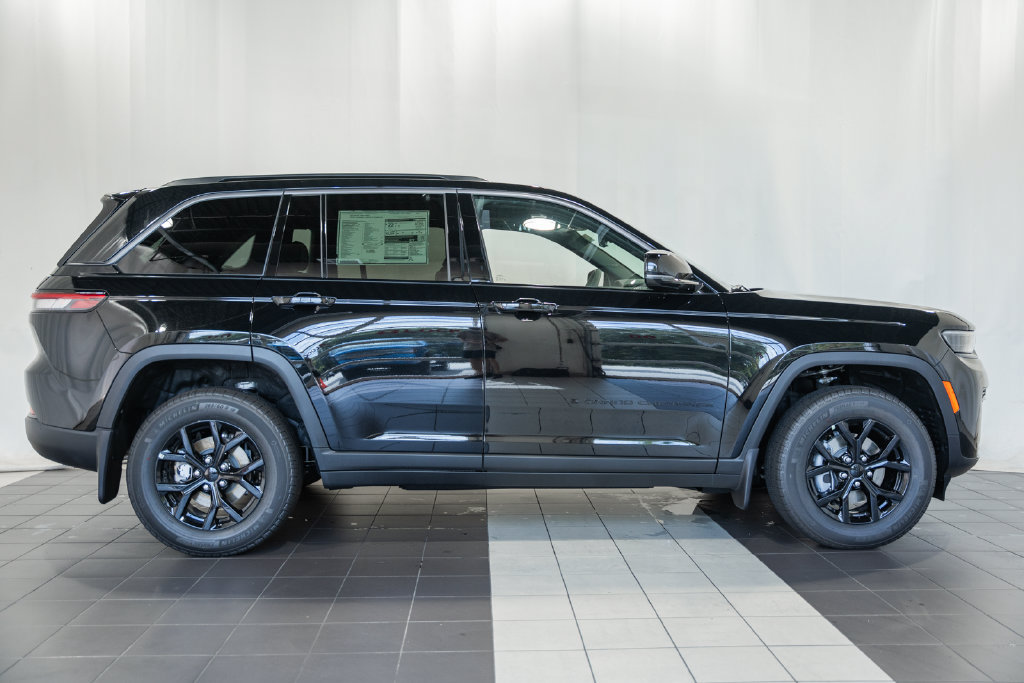 New 2026 Jeep Grand Cherokee Altitude AWD/4WD image 3