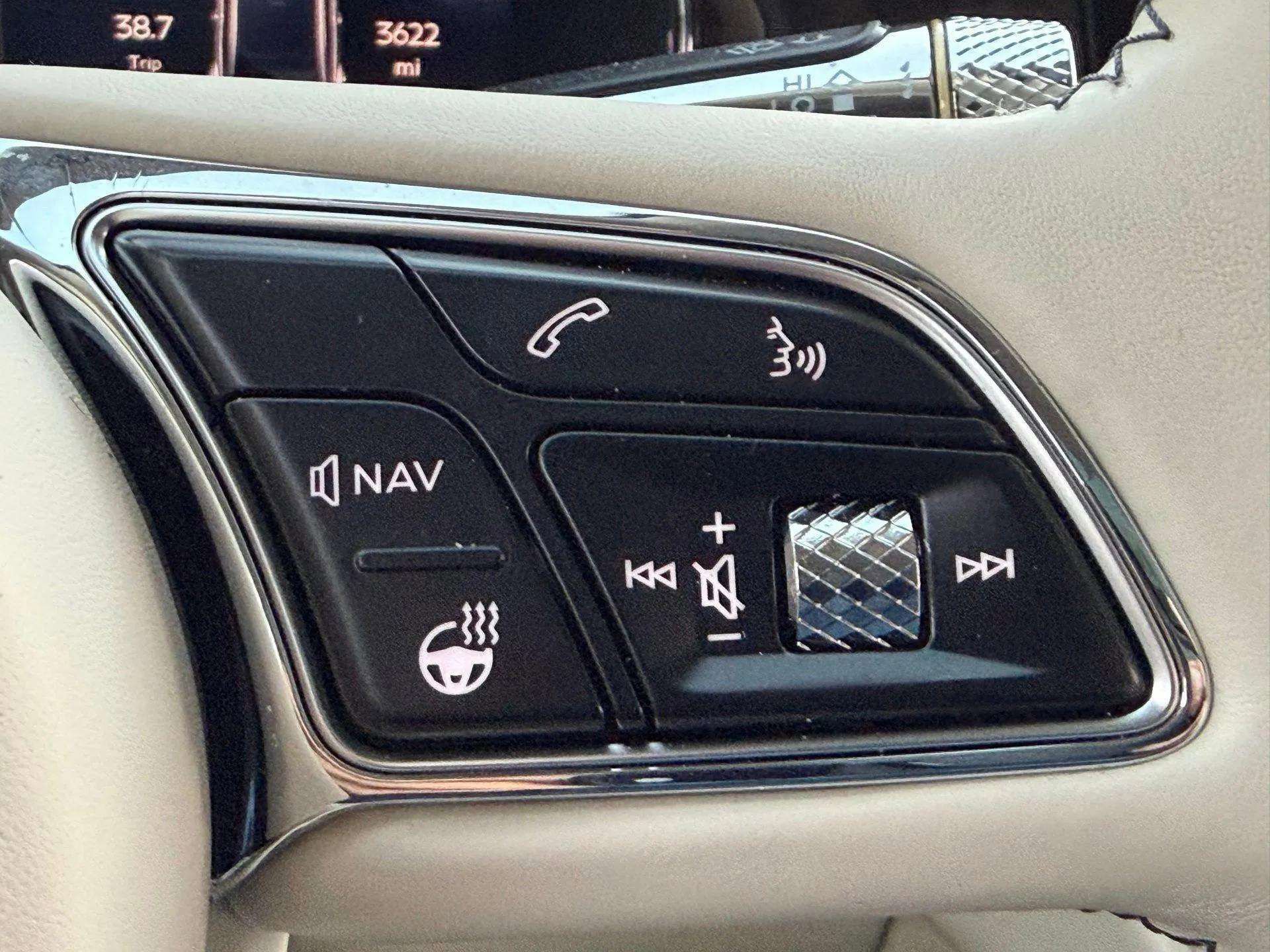 Used 2024 Bentley Flying Spur V8 image 36