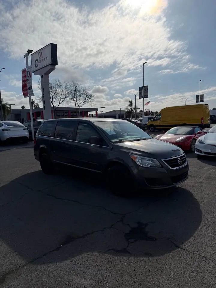 Used 2010 Volkswagen Routan S image 4