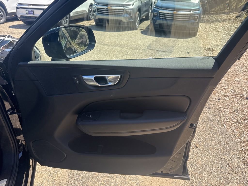Used 2025 Volvo XC60 B5 Plus AWD/4WD image 17
