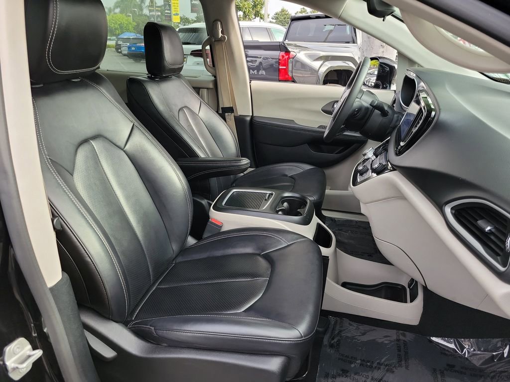 Certified 2024 Chrysler Pacifica Touring-L image 20