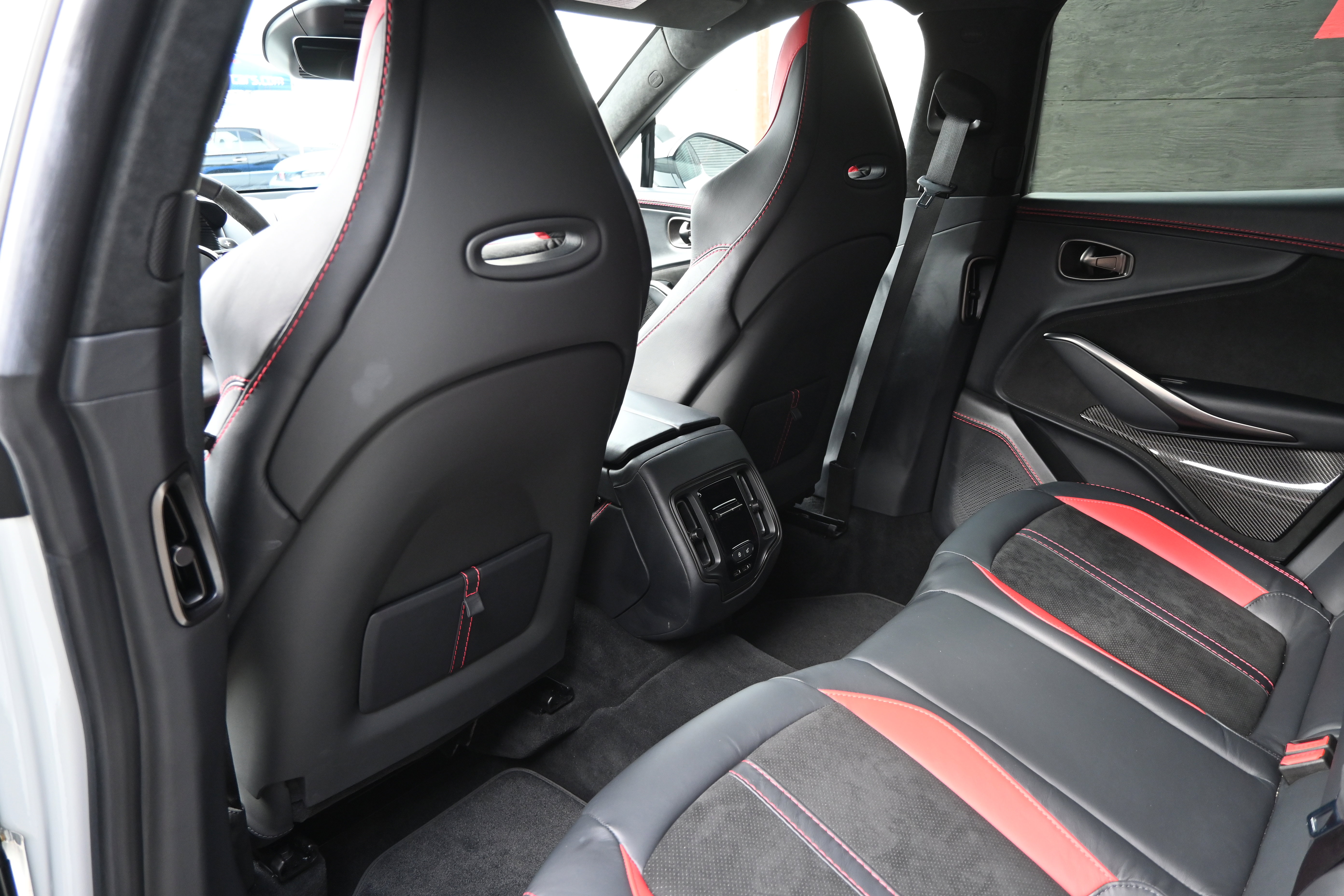 Used 2022 Aston Martin DBX AWD/4WD image 40