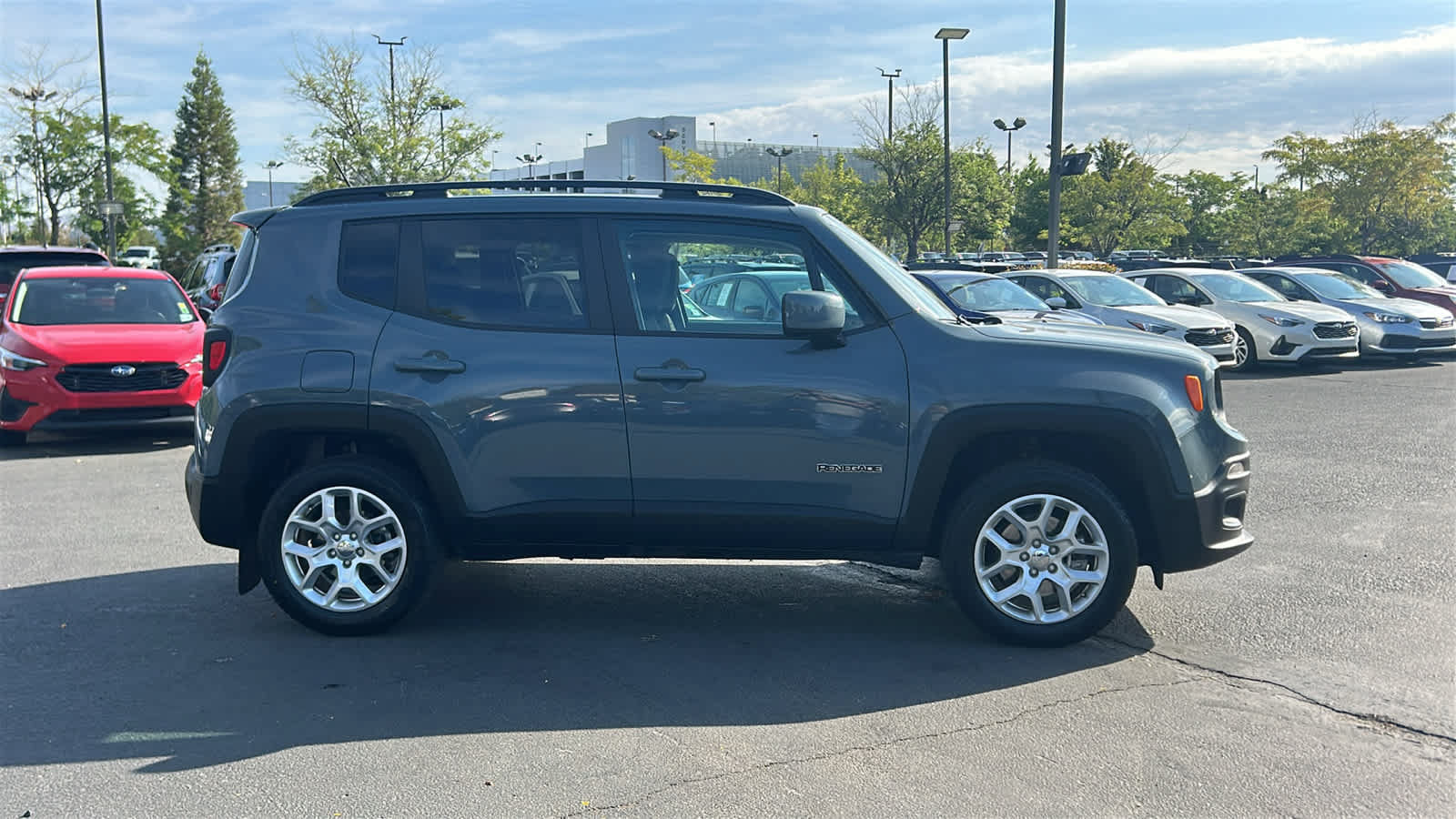 Used 2017 Jeep Renegade Latitude AWD/4WD image 4