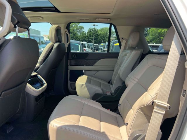 Used 2024 Lincoln Navigator Premiere AWD/4WD image 11