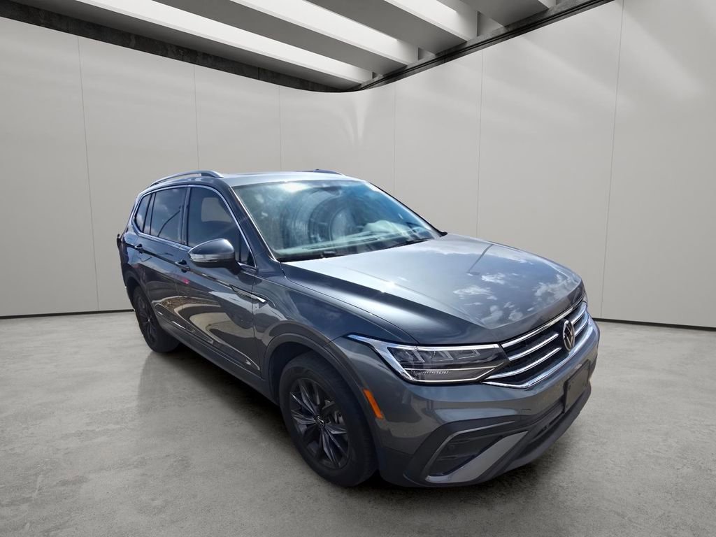 Used 2022 Volkswagen Tiguan SE w/ Panoramic Sunroof Package image 11