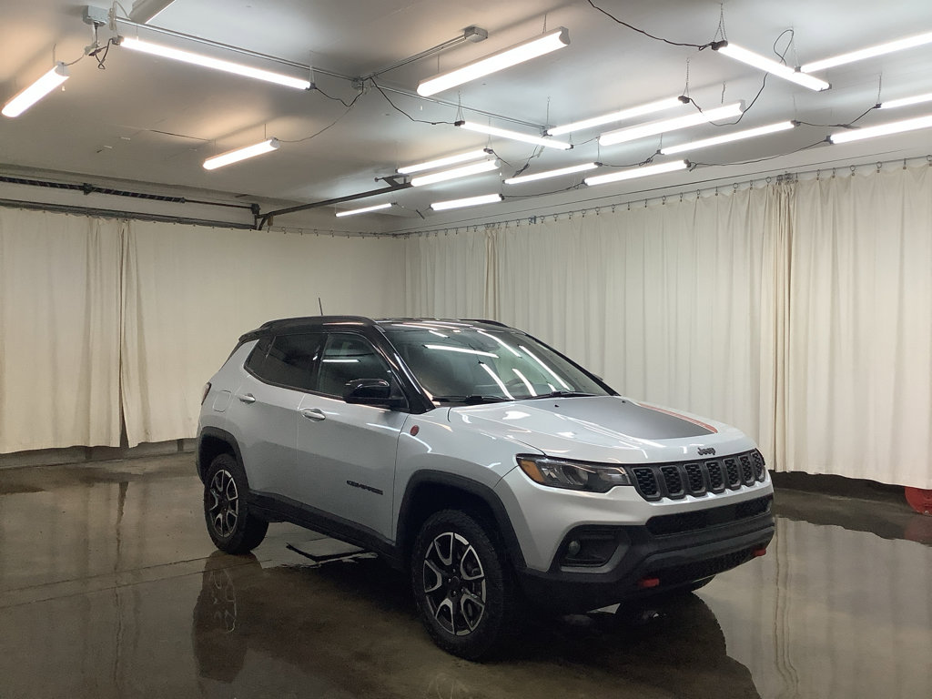 Used 2025 Jeep Compass Trailhawk AWD/4WD image 4