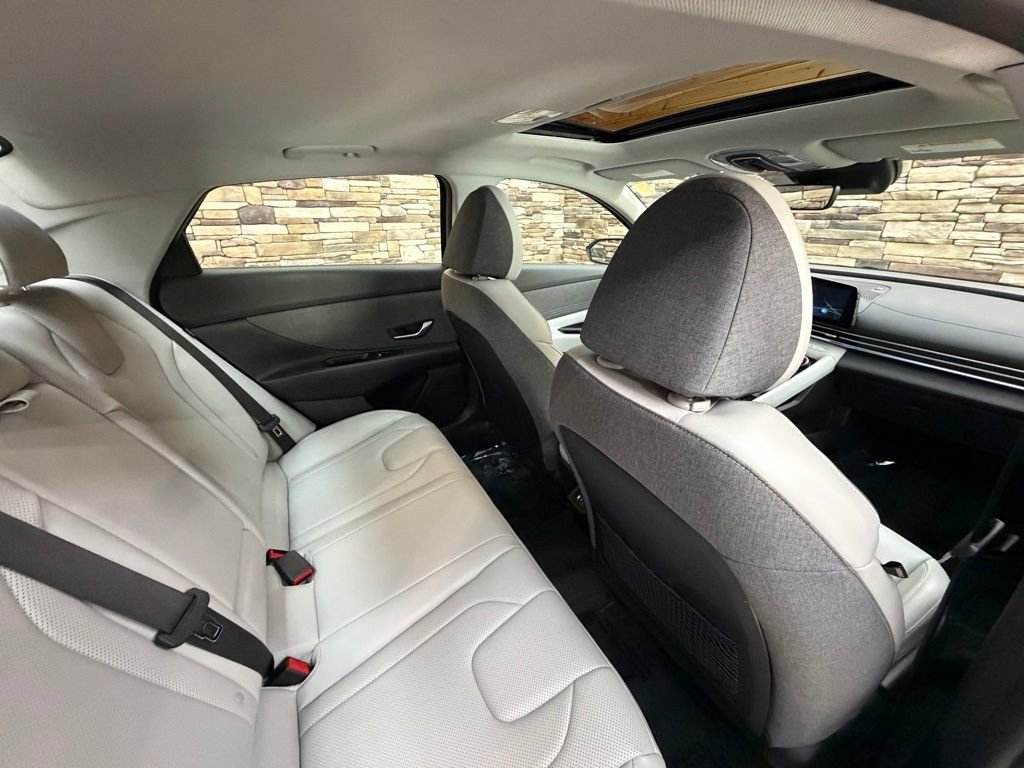 Certified 2025 Hyundai Elantra Limited image 31
