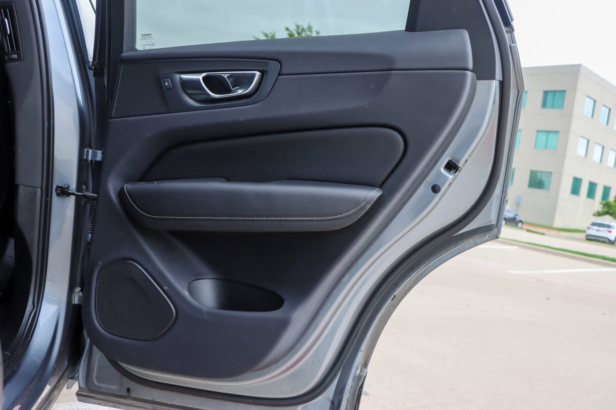 Used 2018 Volvo XC60 T5 R-Design w/ Convenience Package image 11