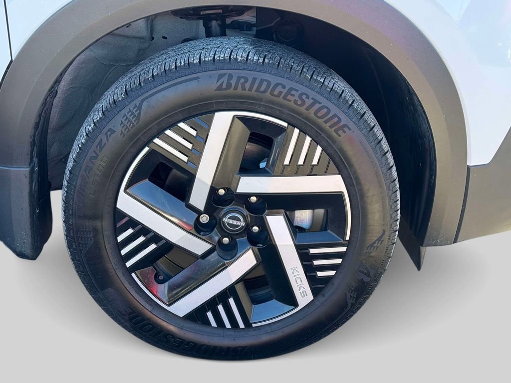 Used 2025 Nissan Kicks SV image 9