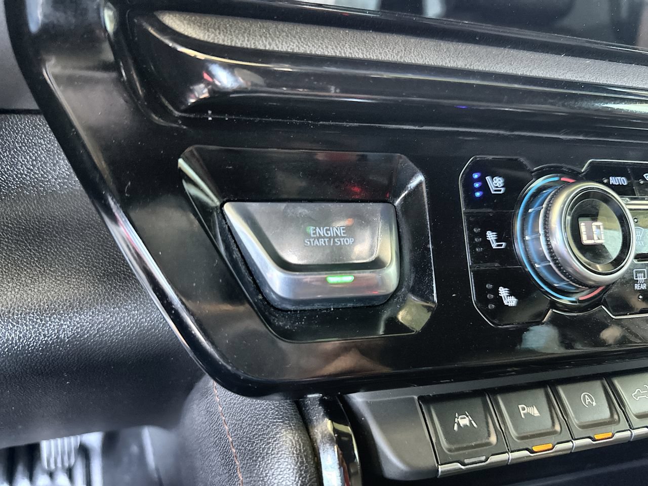 Used 2025 GMC Sierra 1500 AT4 AWD/4WD image 17