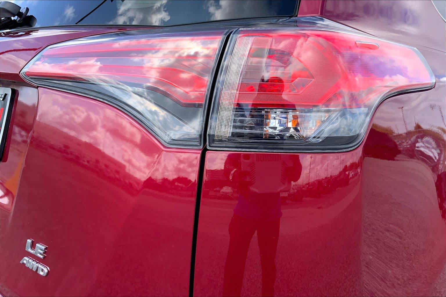 Used 2018 Toyota RAV4 LE w/ All Weather Liner Package AWD/4WD image 10