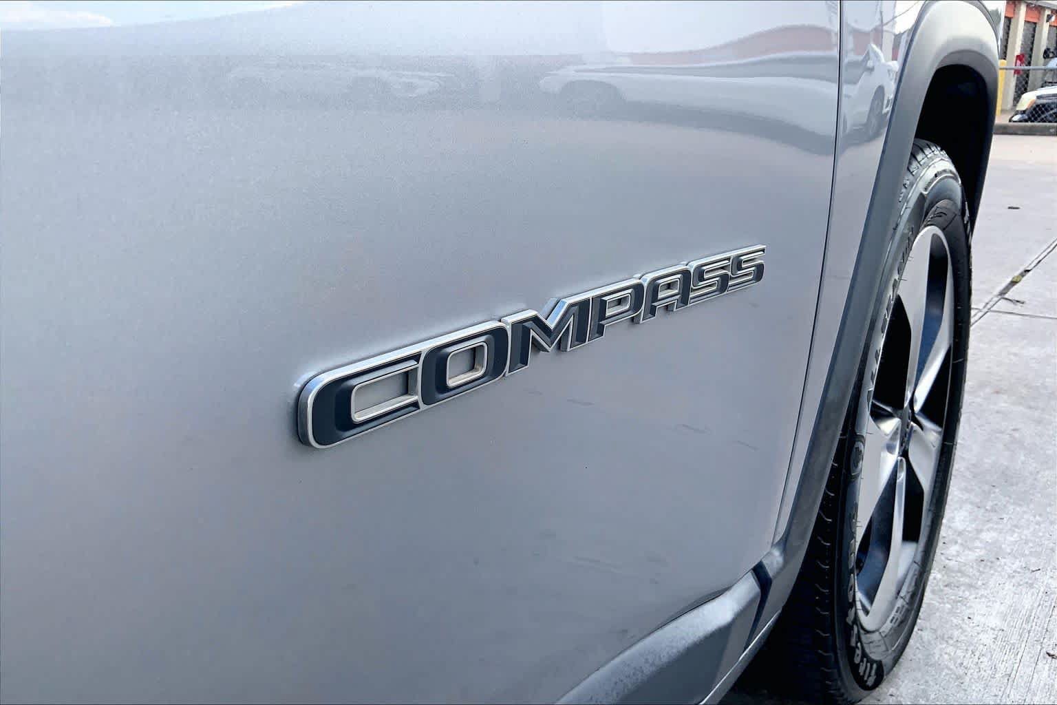 Used 2018 Jeep Compass Latitude w/ Popular Equipment Group FWD image 10