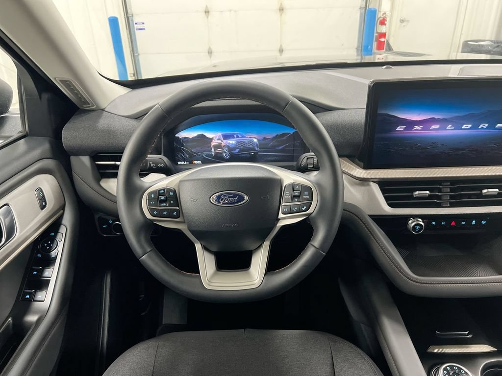 Used 2025 Ford Explorer Active AWD/4WD image 11