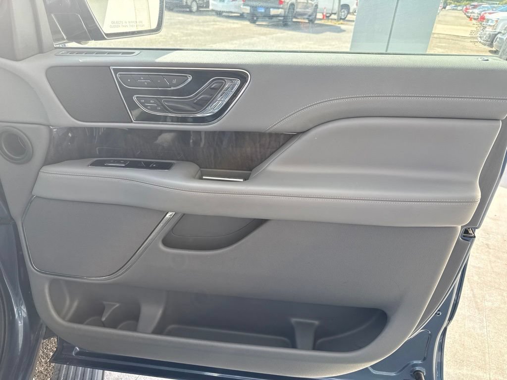 Used 2019 Lincoln Navigator Select w/ Technology Package AWD/4WD image 39