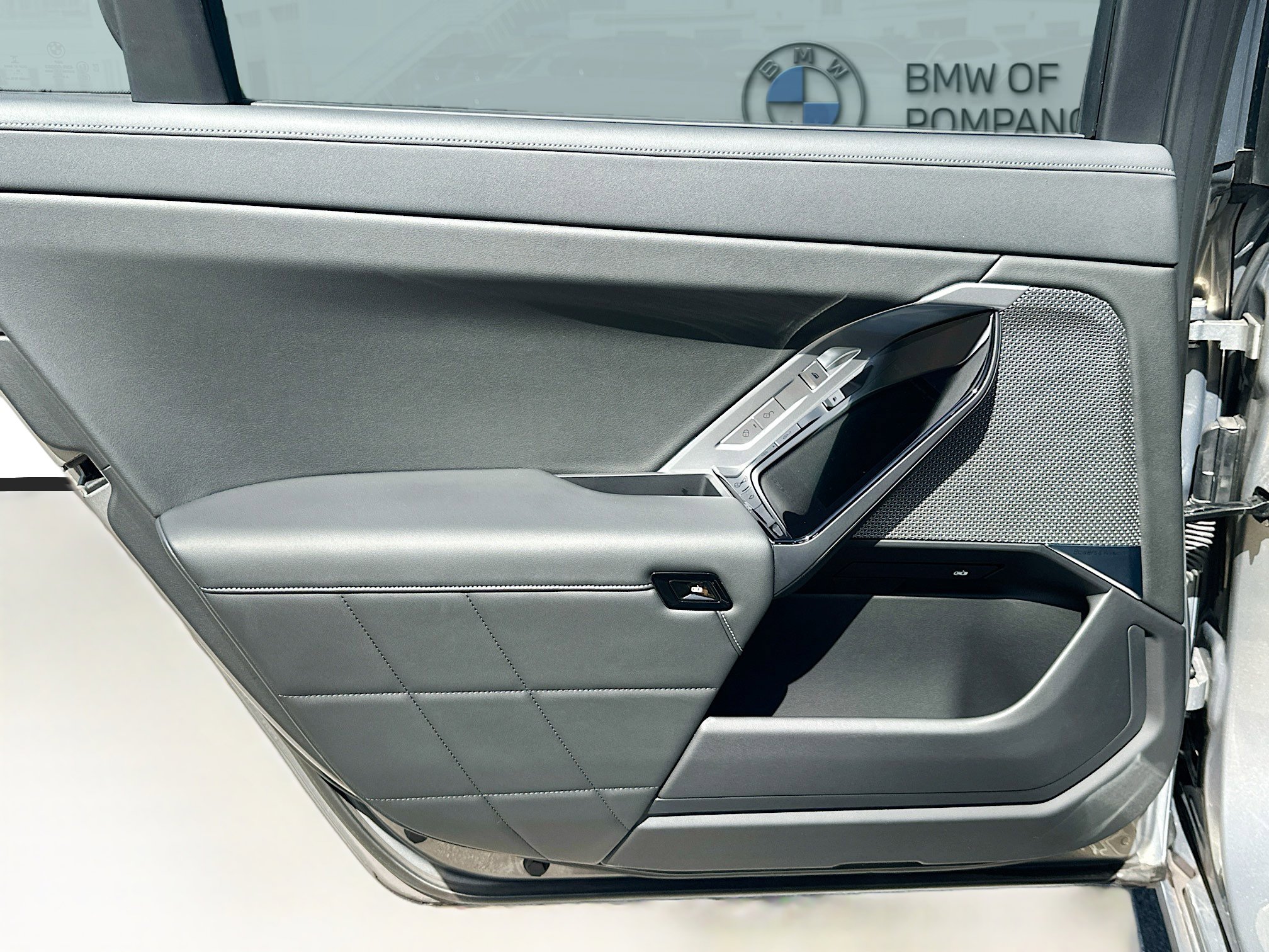 Used 2023 BMW 740i w/ Parking Assistance Package image 27