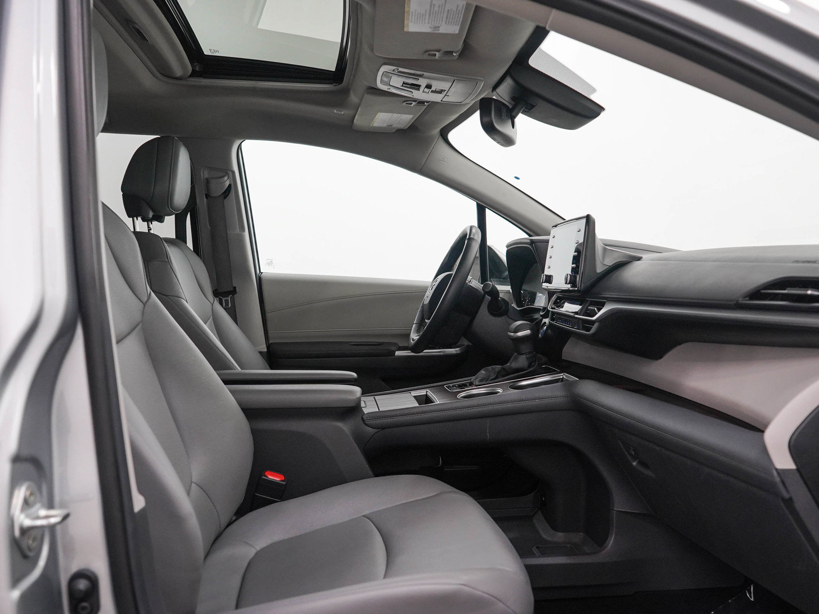 Used 2024 Toyota Sienna XLE FWD image 13