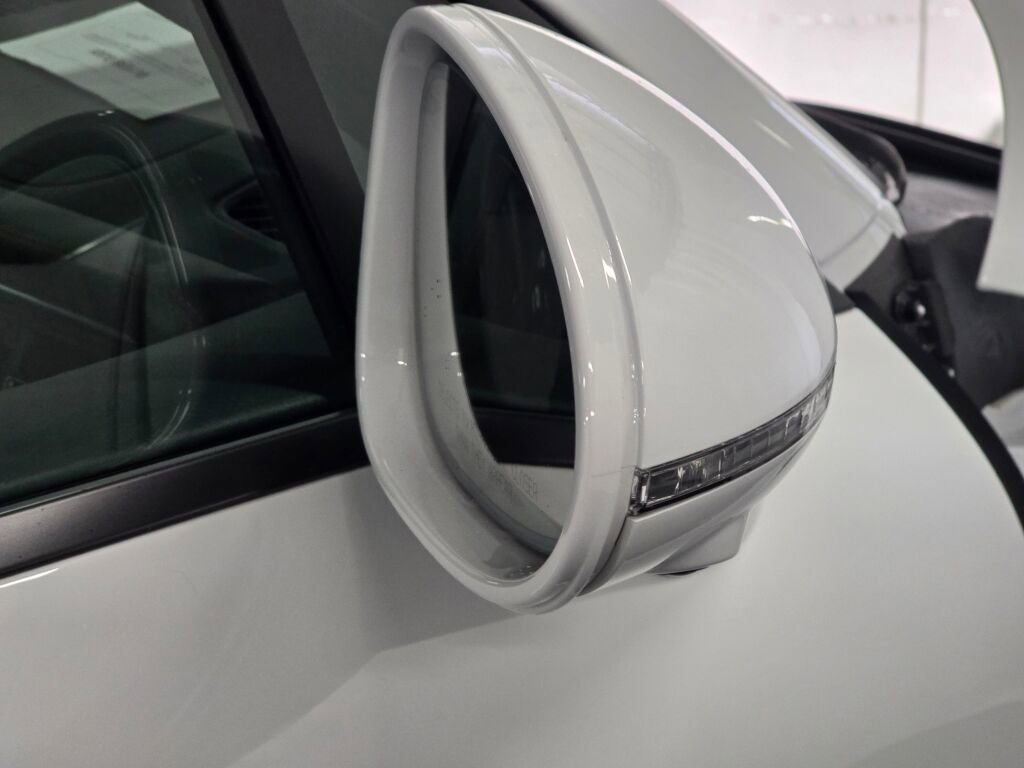 Certified 2025 Porsche Macan image 30