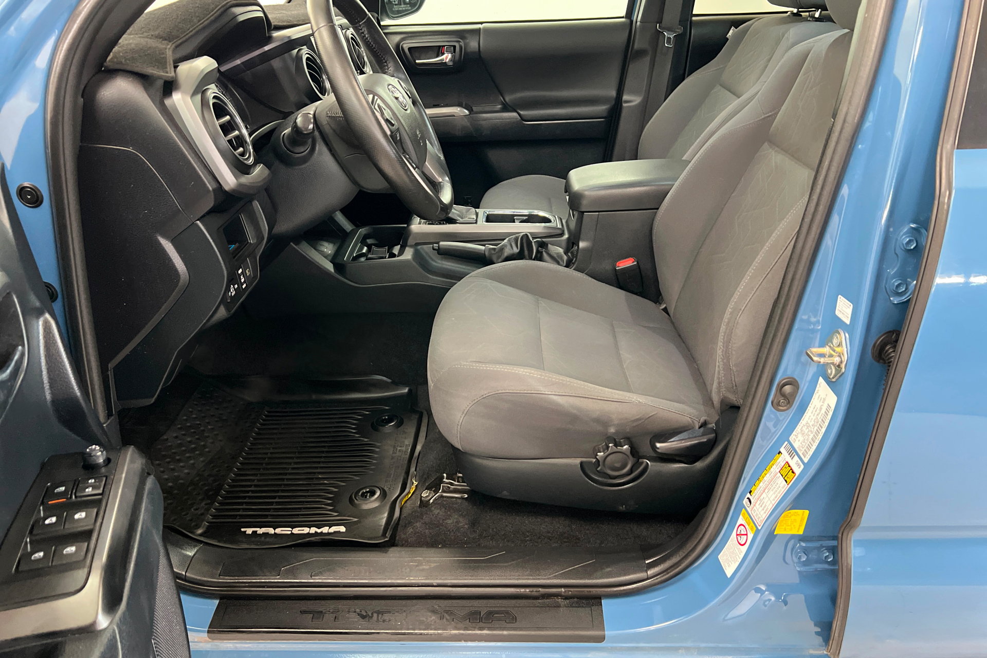 Used 2019 Toyota Tacoma TRD Off-Road w/ Technology Package AWD/4WD image 17