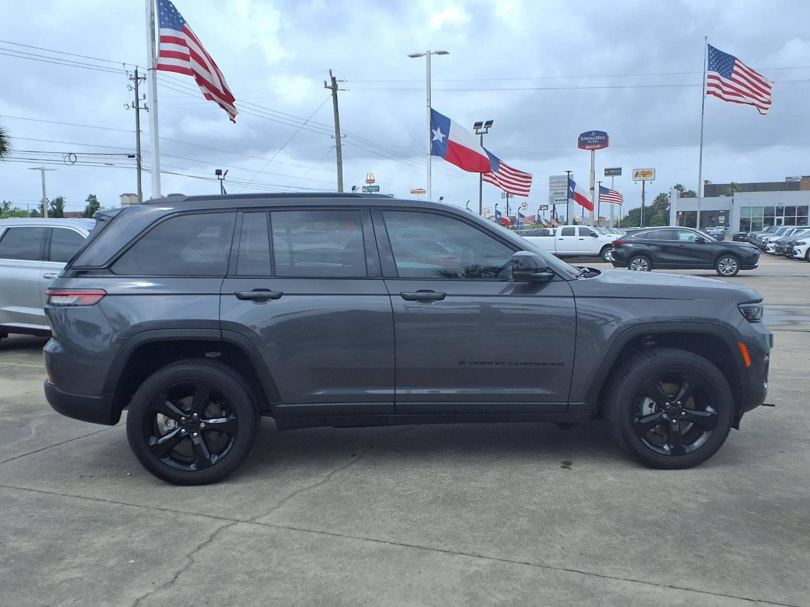 Used 2025 Jeep Grand Cherokee Altitude AWD/4WD image 4
