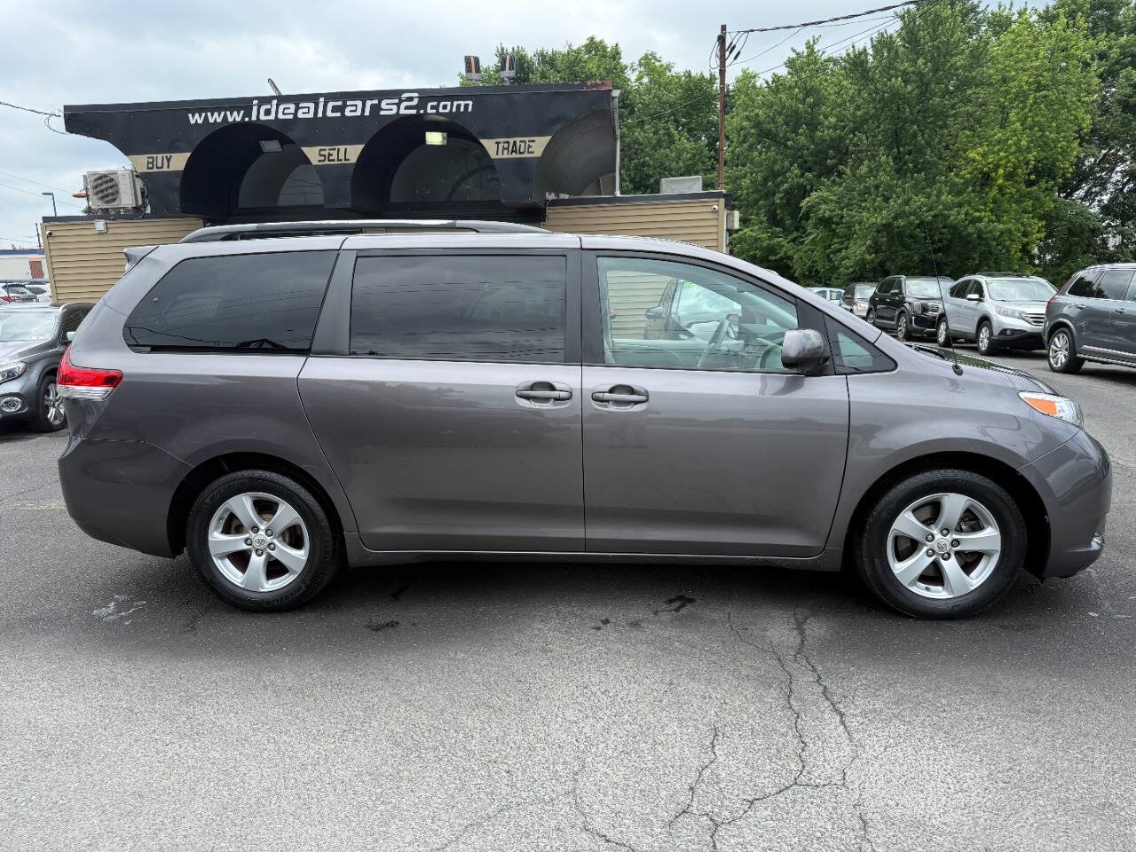 Used 2011 Toyota Sienna LE FWD image 2