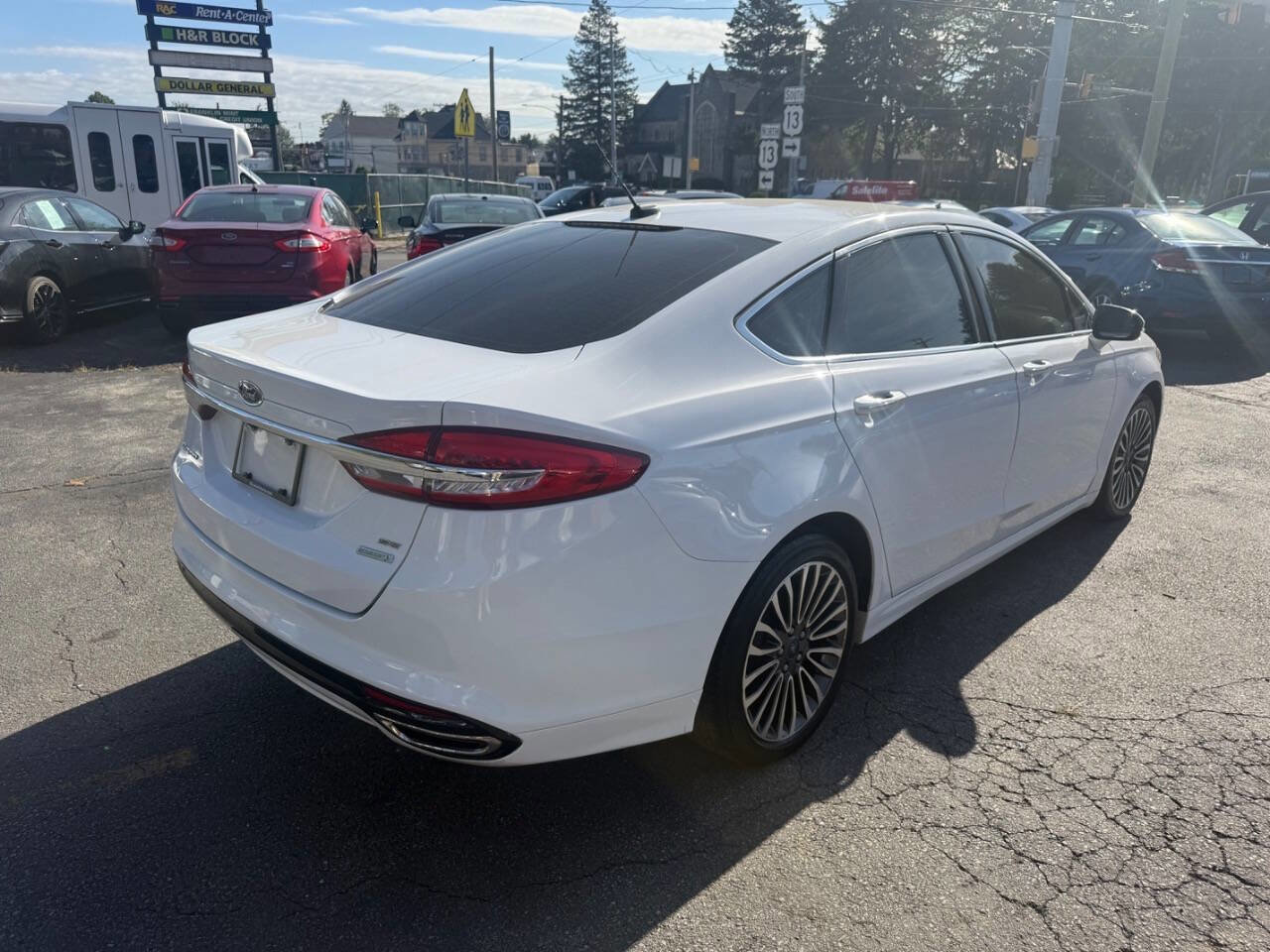 Used 2017 Ford Fusion SE FWD image 3