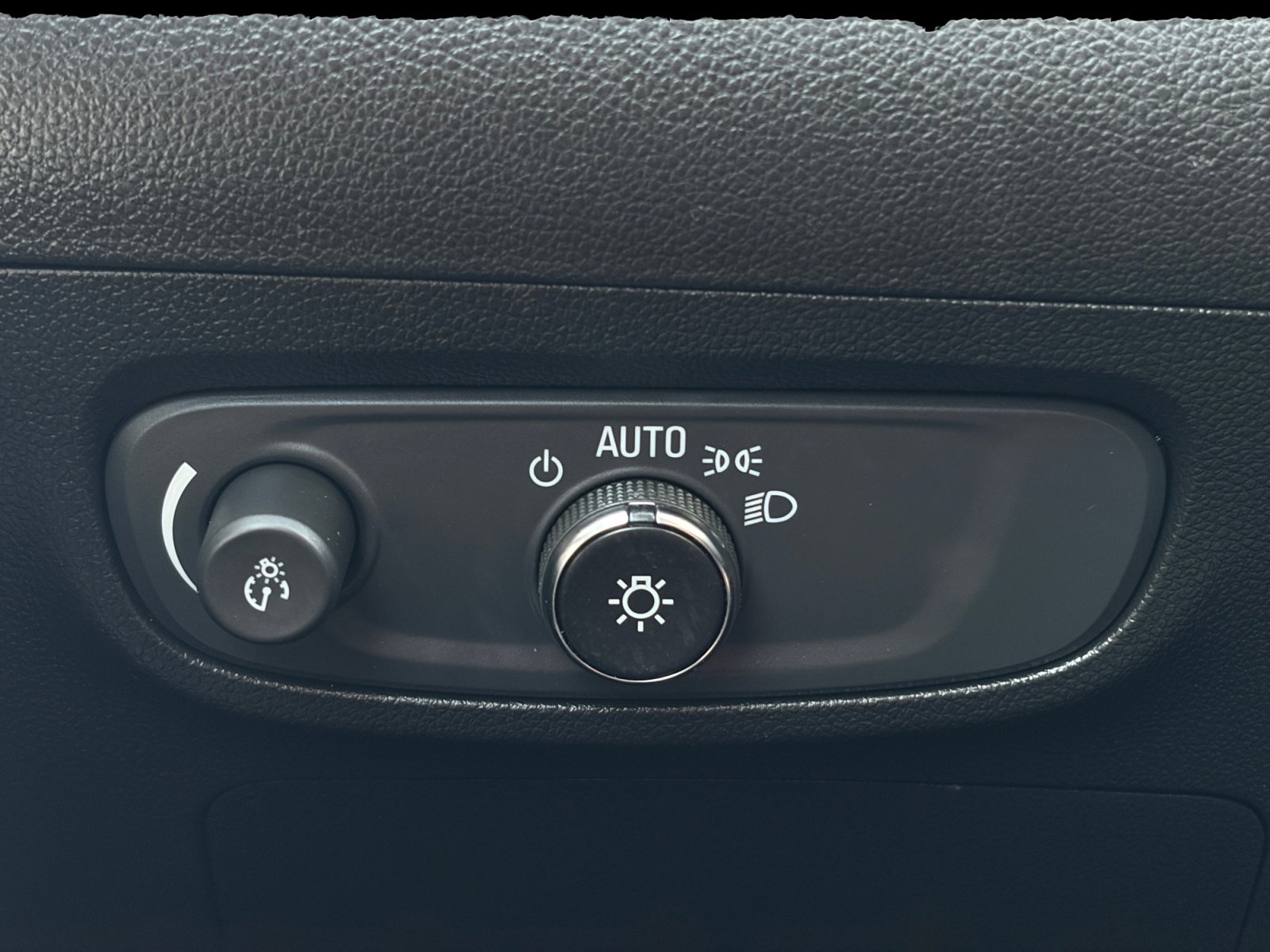 Used 2024 Buick Encore GX Avenir w/ Avenir Technology Package image 31