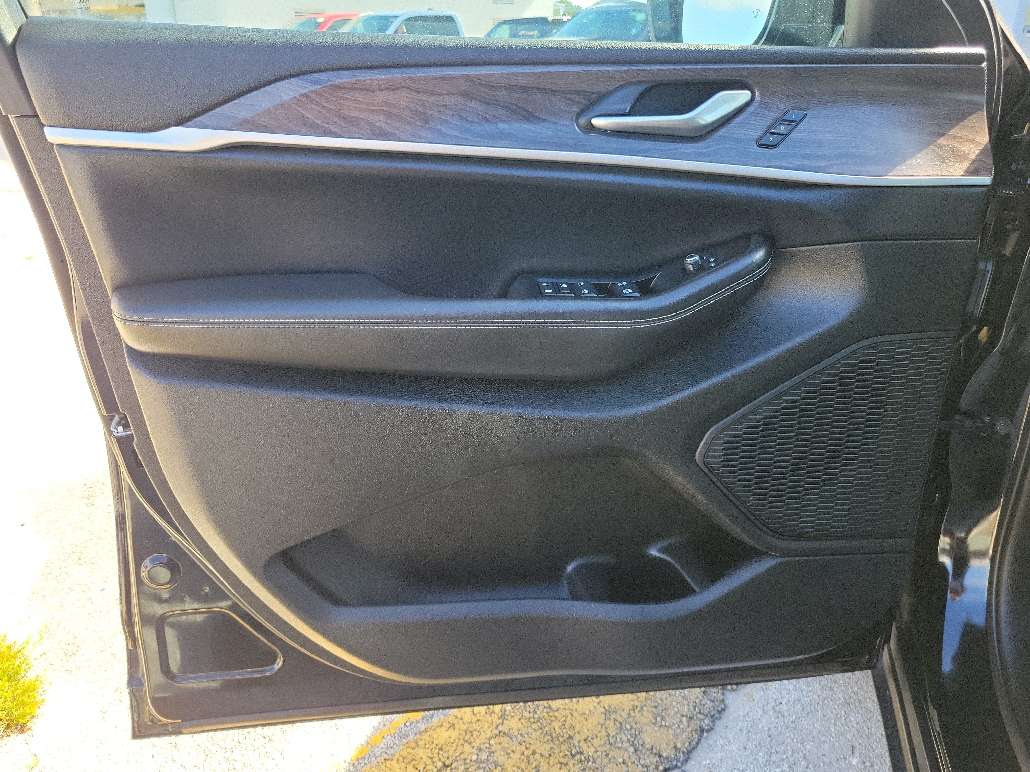 Used 2024 Jeep Grand Cherokee Limited w/ Black Appearance Package RWD image 15