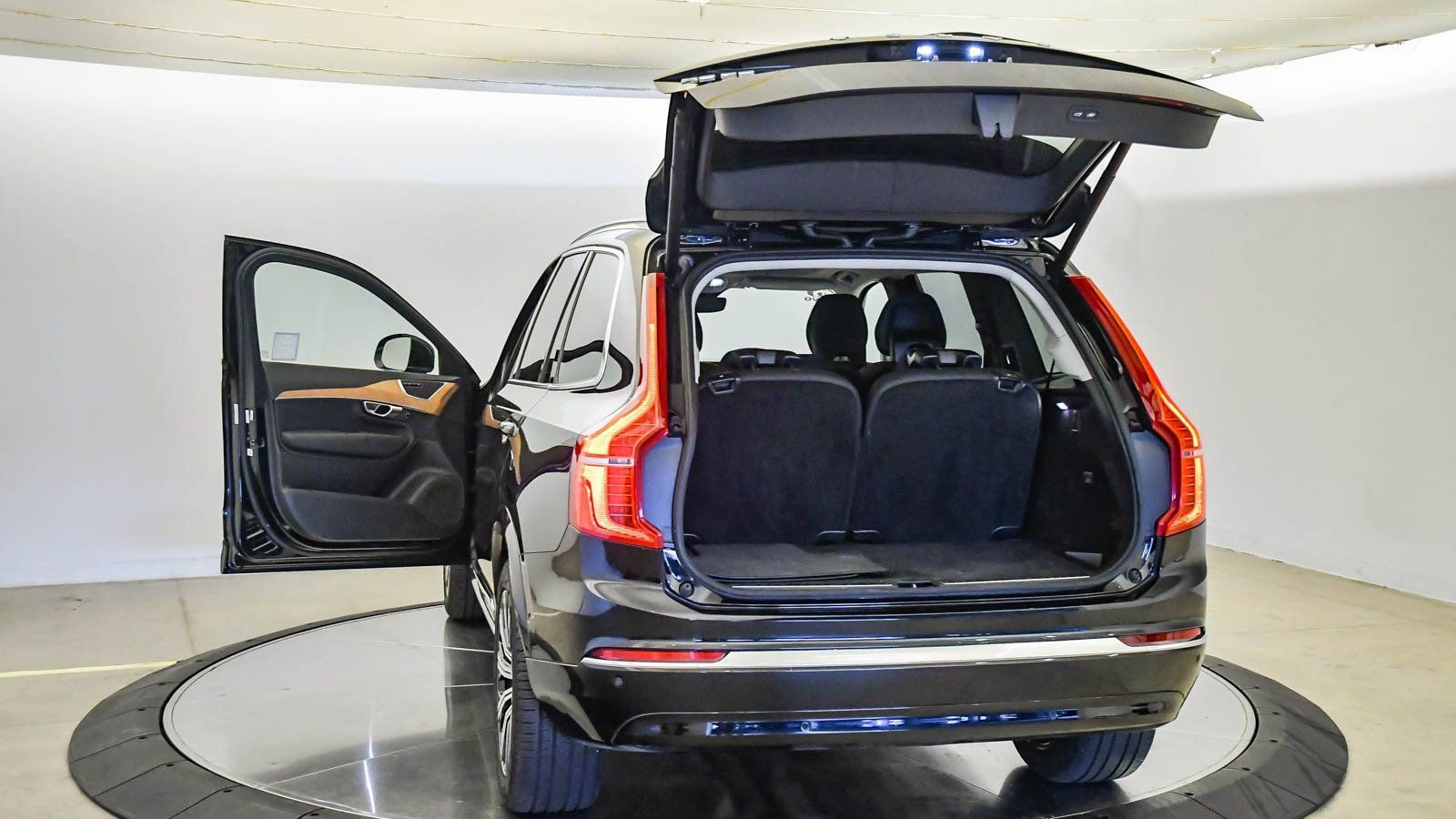 Used 2025 Volvo XC90 B6 Plus image 30