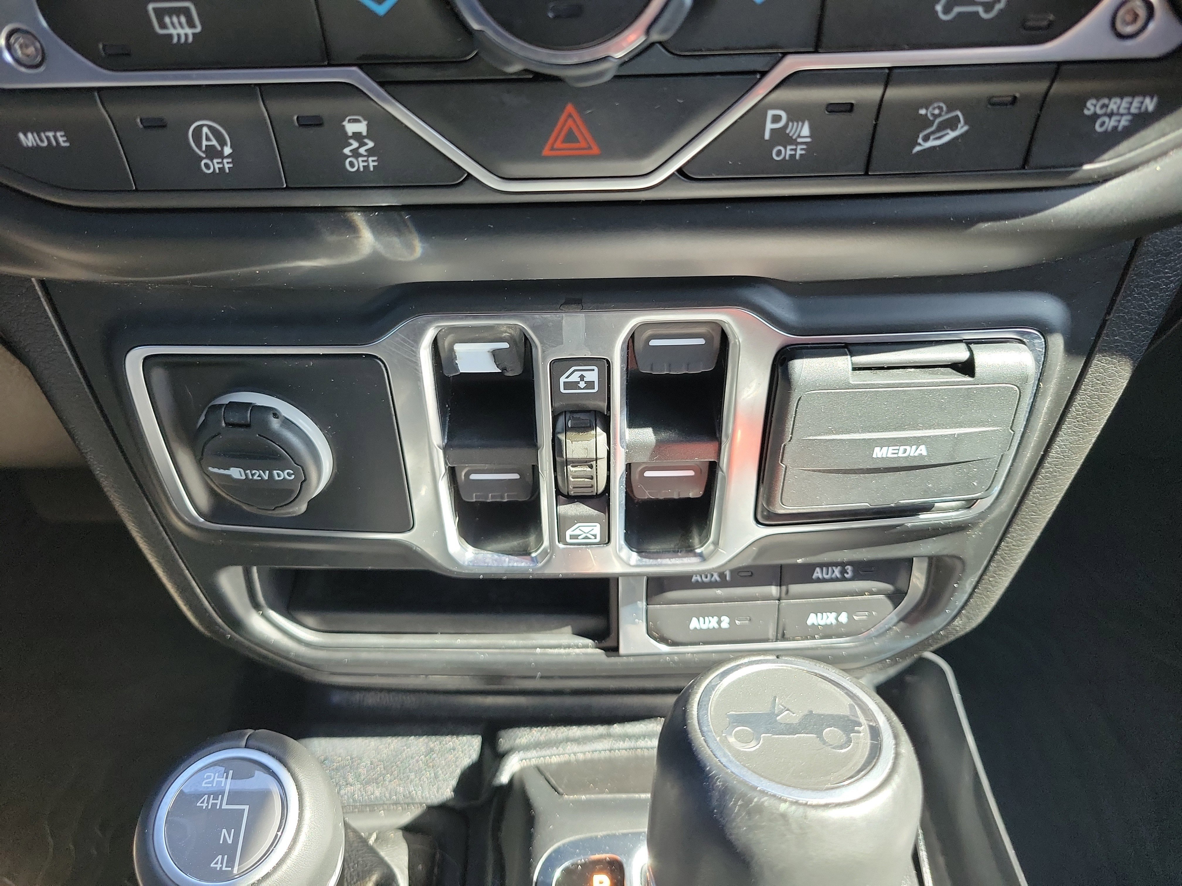 Used 2020 Jeep Wrangler Unlimited Sahara AWD/4WD image 36