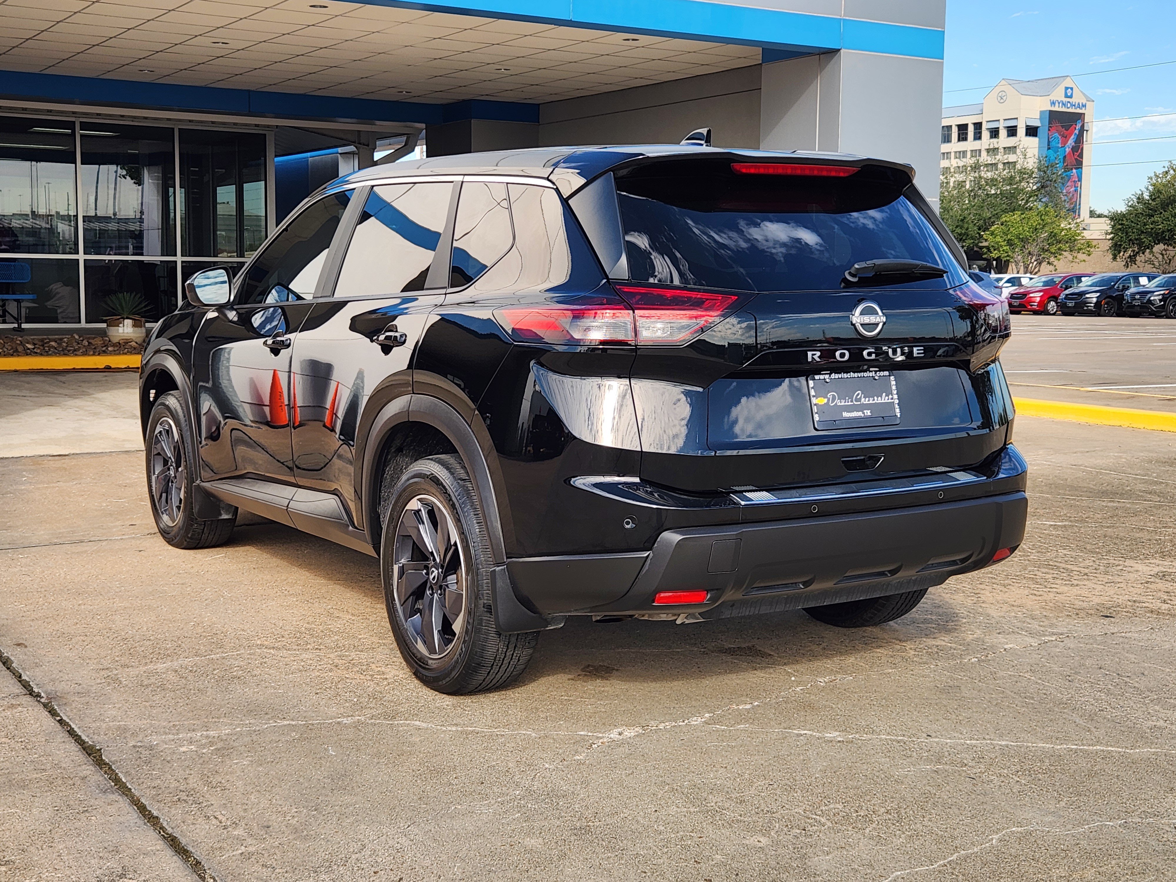 Used 2025 Nissan Rogue SV FWD image 8