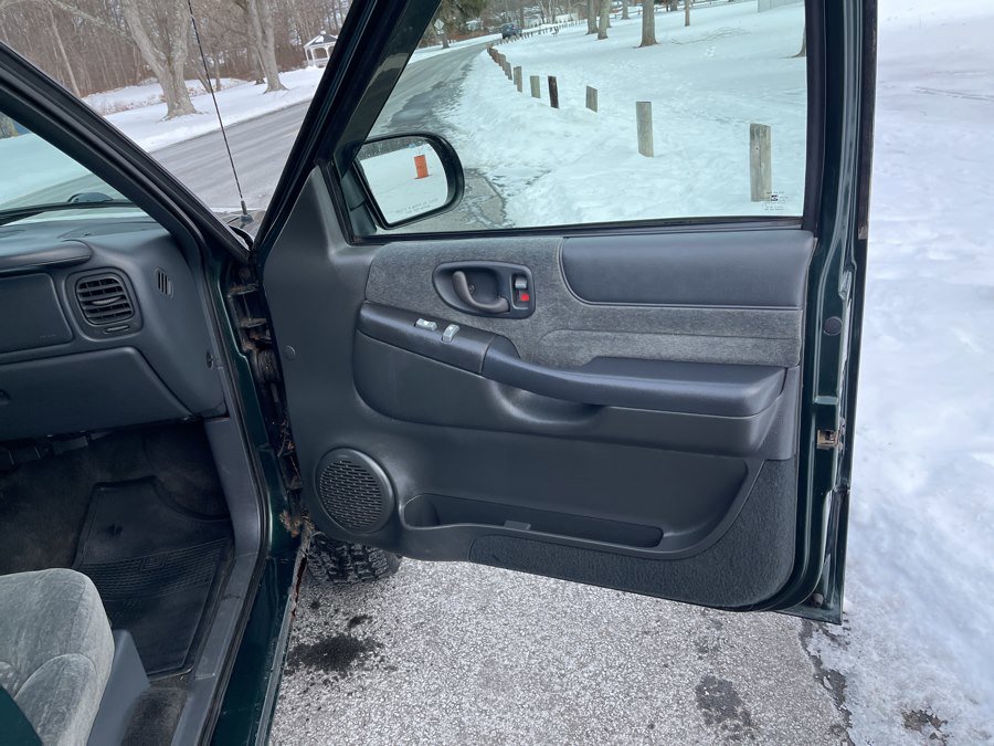 Used 2002 Chevrolet S10 Pickup LS w/ LS Preferred Equipment Group AWD/4WD image 37