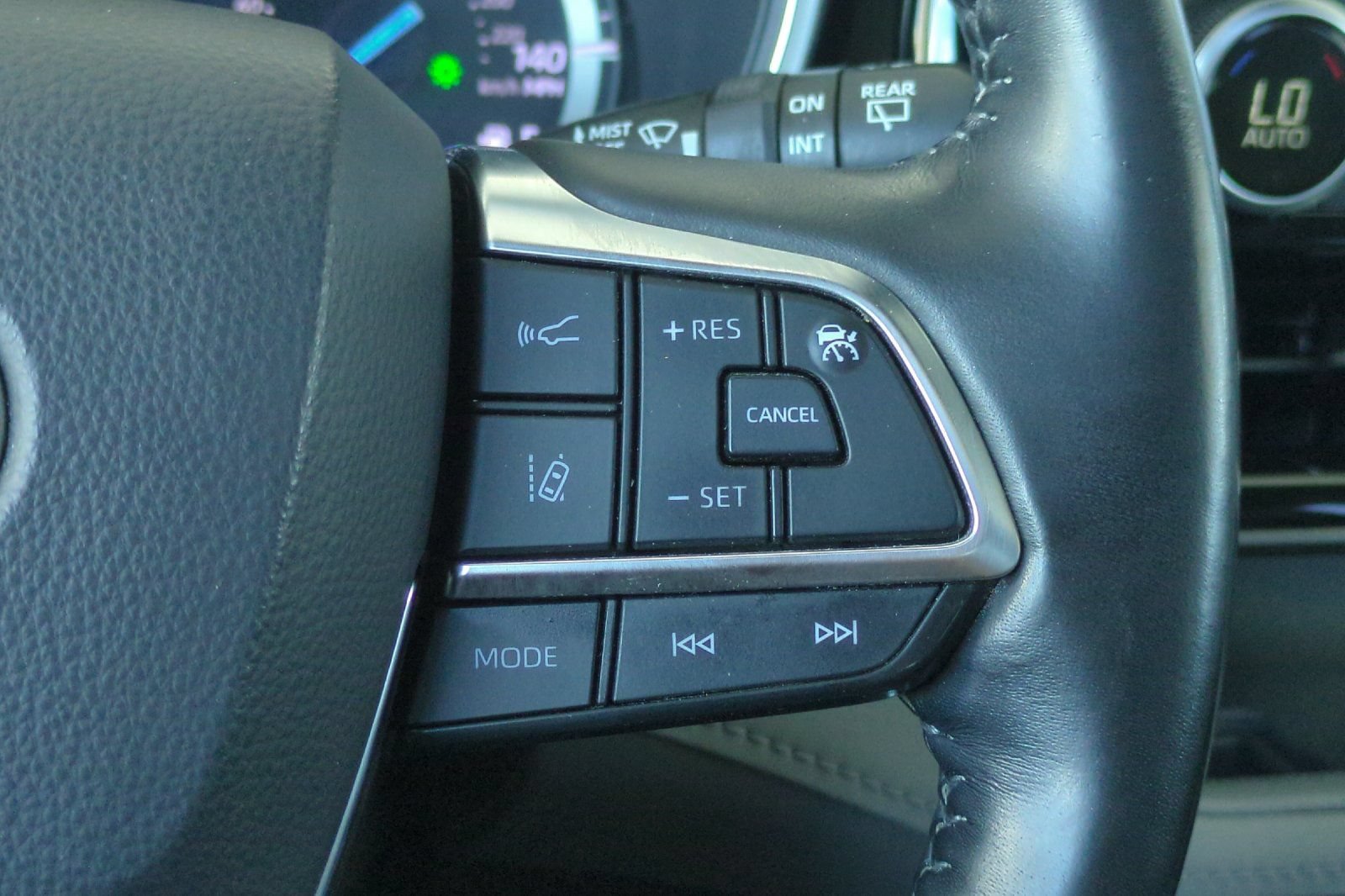Used 2020 Toyota Highlander XLE AWD/4WD image 37
