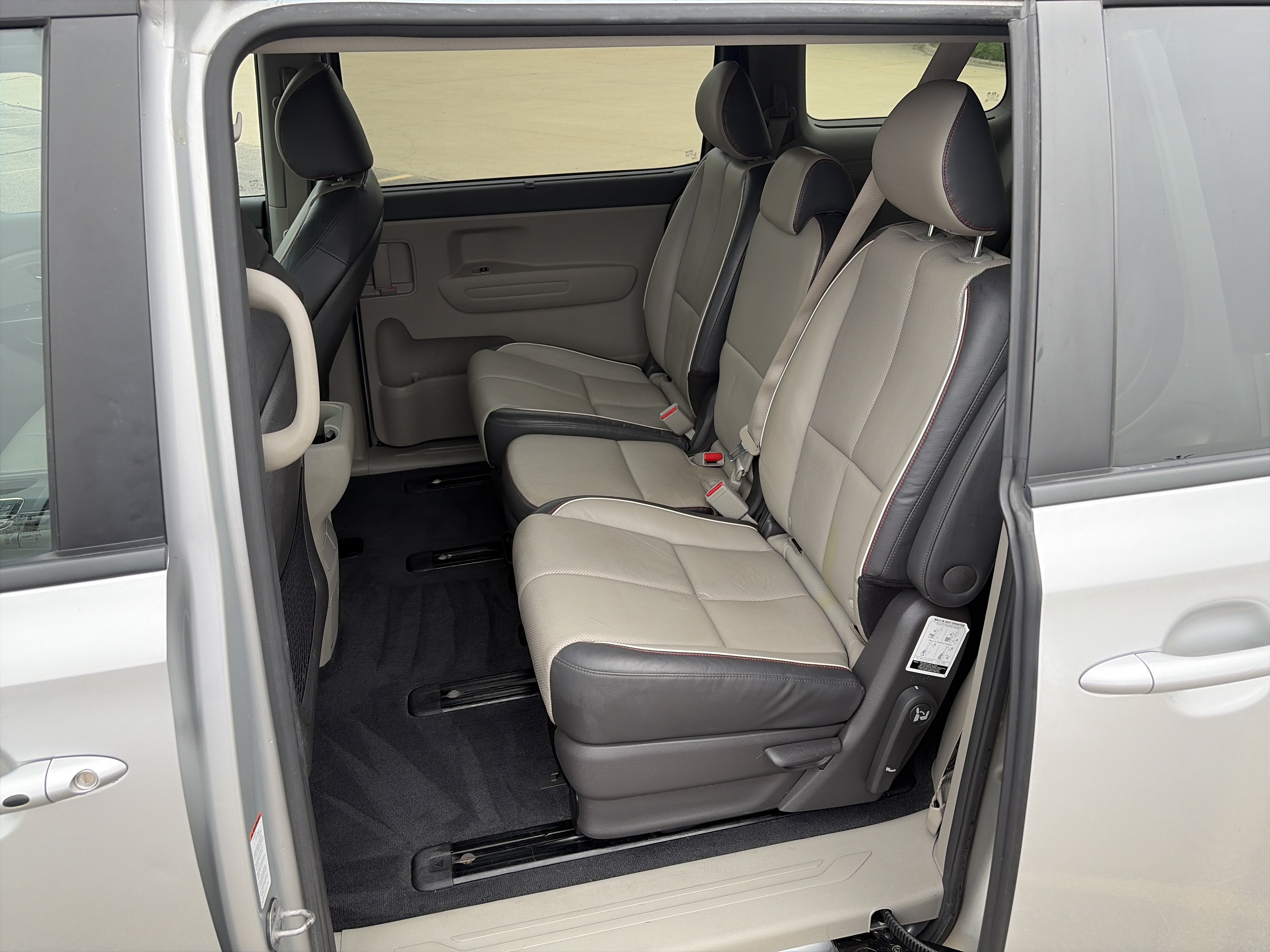 Used 2017 Kia Sedona LX w/ LX Essentials Premium Package FWD image 12