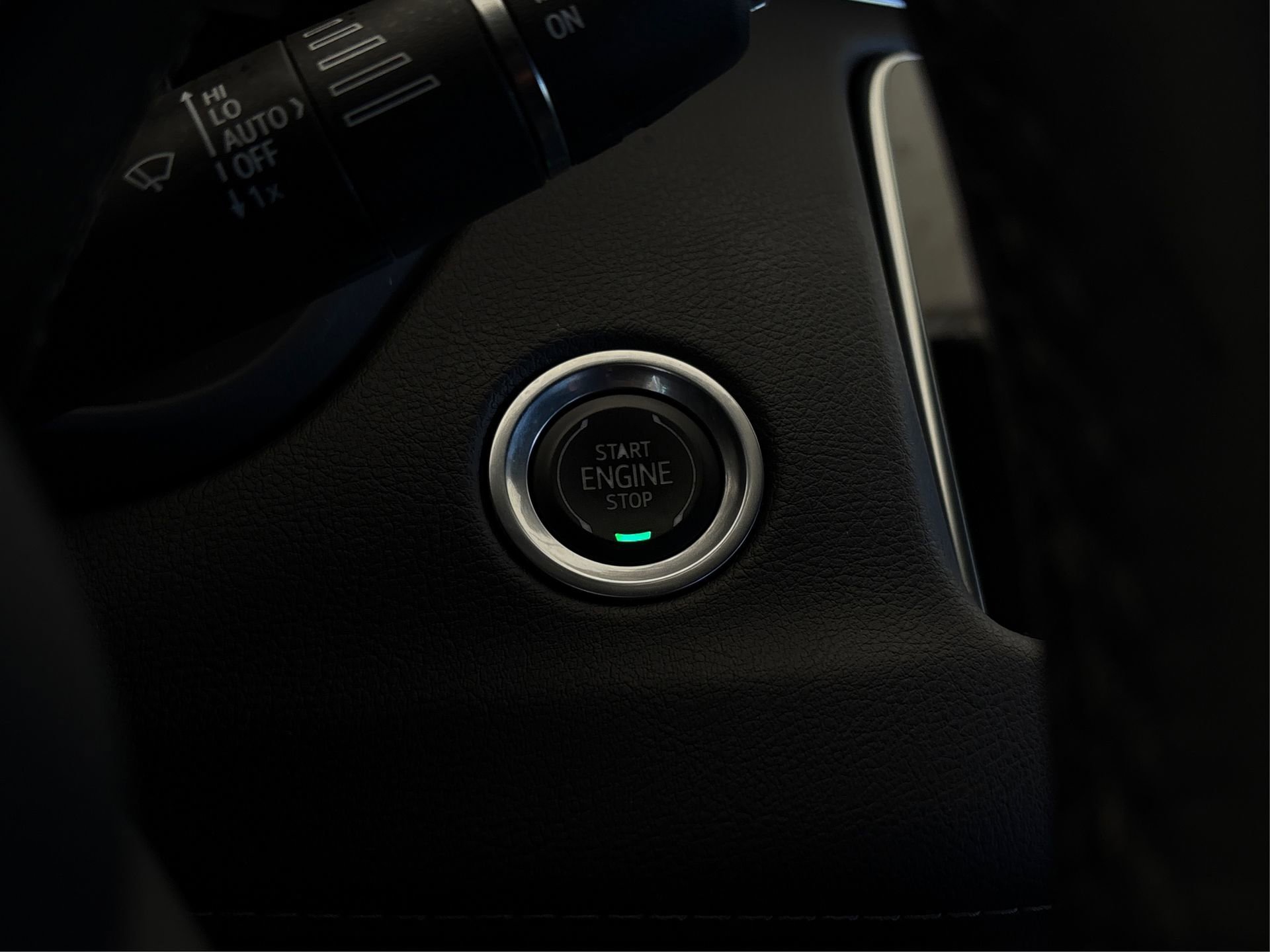 Certified 2021 Cadillac XT4 Premium Luxury w/ LPO, Radiant Package image 28